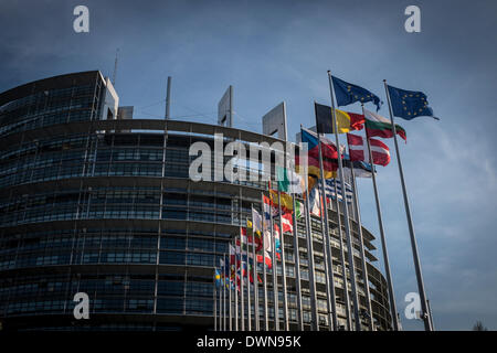 Straßburg, Bxl, Frankreich. 11. März 2014. WUROPEAN-Fahnen vor dem Europäischen Parlament Hauptquartier Gebäude in Straßburg auf 11.03.2014 © Wiktor Dabkowski/ZUMAPRESS.com/Alamy Live News Stockfoto