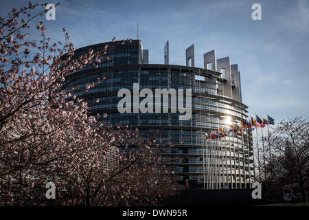 Straßburg, Bxl, Frankreich. 11. März 2014. Bäume blühen vor dem Europäischen Parlament Hauptquartier Gebäude in Straßburg auf 11.03.2014 © Wiktor Dabkowski/ZUMAPRESS.com/Alamy Live News Stockfoto