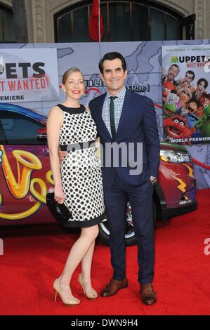 Los Angeles, Kalifornien, USA. 11. März 2014. Ty Burrell, Frau Holly im Ankunftsbereich für MUPPETS MOST WANTED Premiere, El Capitan Theatre, Los Angeles, Kalifornien 11. März 2014. Bildnachweis: Elizabeth Goodenough/Everett Collection/Alamy Live-Nachrichten Stockfoto