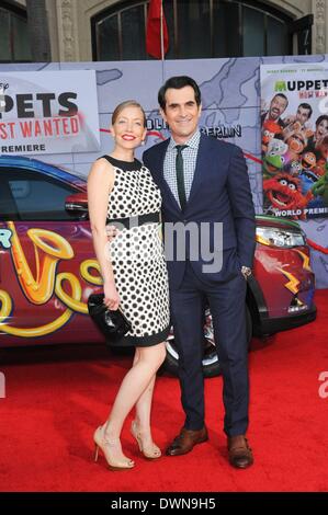 Los Angeles, Kalifornien, USA. 11. März 2014. Ty Burrell, Frau Holly im Ankunftsbereich für MUPPETS MOST WANTED Premiere, El Capitan Theatre, Los Angeles, Kalifornien 11. März 2014. Bildnachweis: Elizabeth Goodenough/Everett Collection/Alamy Live-Nachrichten Stockfoto