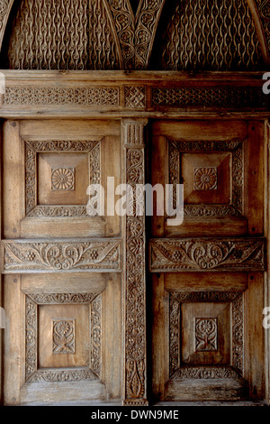 Verziert geschnitzte Holztür, berühmte historische Stone Town, Sansibar, Tansania, Afrika Stockfoto