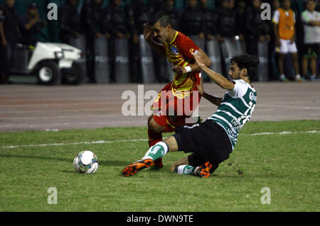 Puerto La Cruz, Venezuela. 11. März 2014. Jonathan Lacerda (R) von Mexikos Santos wetteifert um den Ball während eines Spiels der Copa Libertadores gegen Venezuela Deportivo Anzoategui in Puerto la Cruz, Venezuela, am 11. März 2014. © Str/Xinhua/Alamy Live-Nachrichten Stockfoto