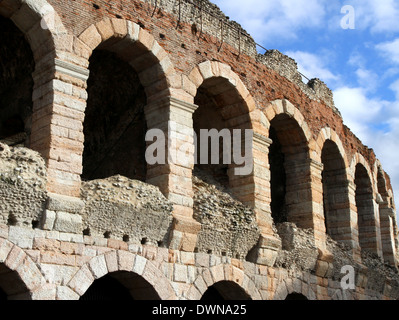 Bögen der alten römischen Wahrzeichen und blauer Himmel Stockfoto