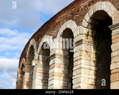 imposante Bögen der alten römischen Stockfoto