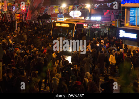 Landesweite Protesten führen zu Auseinandersetzungen zwischen zivilen Demonstranten und der Polizei in Kadiköy, Istanbul am 03.11.2014 Stockfoto