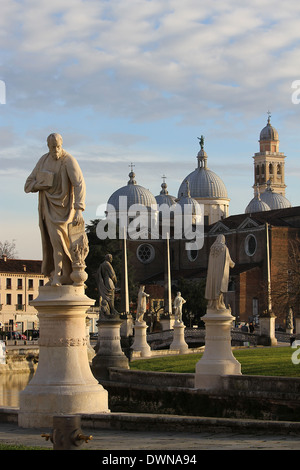 Statue und den berühmten Canal Park der Prato della Valle Padova in Italien Stockfoto