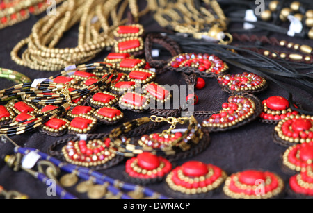 roter Schmuck im Stil und im Vintage-Stil für Frauen und Mädchen Stockfoto