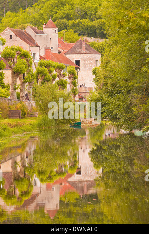 Alte Häuser Dorf Noyers Sur Serein reflektieren im Fluss Serein, Yonne, Burgund, Frankreich, Europa Stockfoto