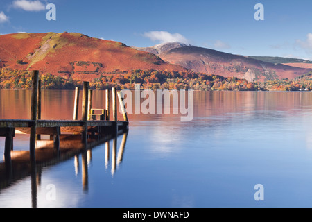 Eine Anlegestelle am Rande des Derwent Water in den Lake District National Park, Cumbria, England, Vereinigtes Königreich, Europa Stockfoto