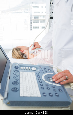 Arzt Ultraschalluntersuchung am Hals des Patienten Stockfoto