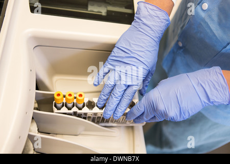 Ansicht von oben laden Proben im Chemie-Analyzer Stockfoto