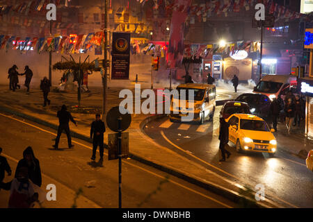 Landesweite Protesten führen zu Auseinandersetzungen zwischen zivilen Demonstranten und der Polizei in Kadiköy, Istanbul am 03.11.2014 Stockfoto