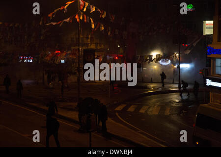 Landesweite Protesten führen zu Auseinandersetzungen zwischen zivilen Demonstranten und der Polizei in Kadiköy, Istanbul am 03.11.2014 Stockfoto