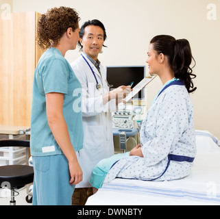Ärzteteam mit Patienten In Sonographie Zimmer Stockfoto