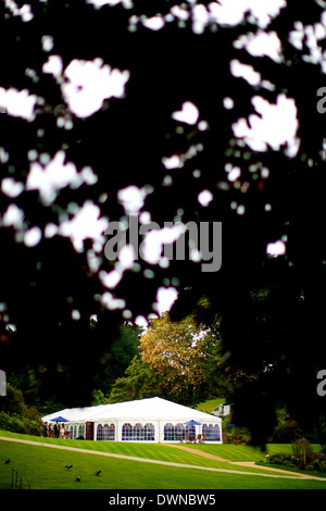 Hochzeit-Festzelt im englischen Garten Stockfoto