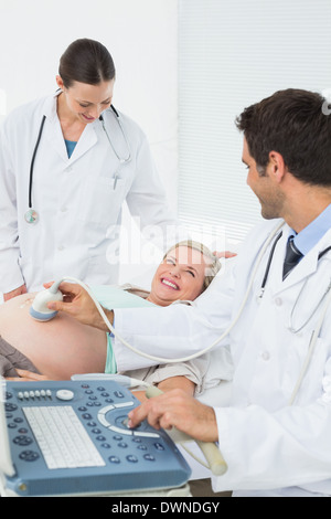 Aufgeregt, schwangere Frau, die einen Sonogramm scan Stockfoto