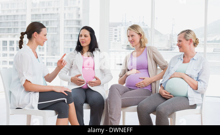 Schwangere Frauen, die an vorgeburtliche Klasse miteinander reden Stockfoto