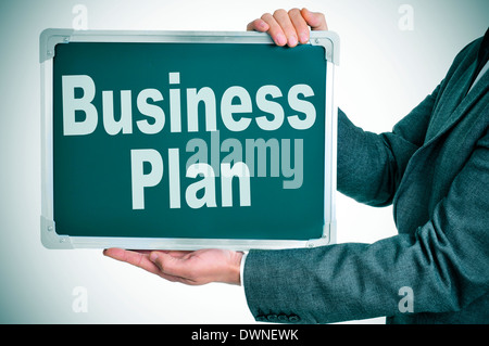 ein Geschäftsmann zeigt eine Tafel mit dem Text-Businessplan geschrieben Stockfoto