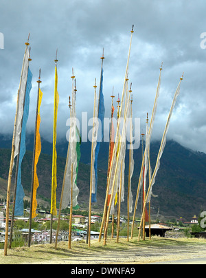 Buddhistische Gebetsfahnen auf einem Hang oberhalb der wichtigsten Stadt von Thimpu in das Königreich Bhutan. Stockfoto