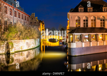 Kanal in der Nacht, historischen Zentrum von Brügge, Belgien, UNESCO-Weltkulturerbe Stockfoto