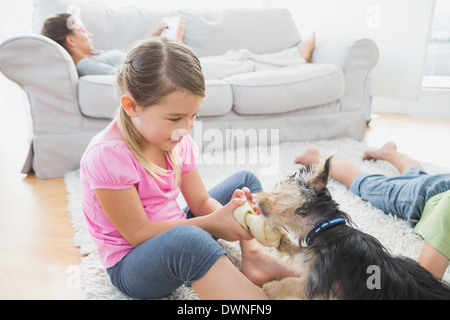 Geschwister auf Teppich liegend mit ihren Yorkshire-terrier Stockfoto