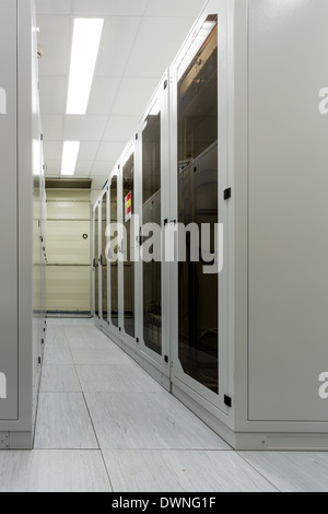 Racks mit Netzwerk-Equipment im Telehouse Technikraum Stockfoto