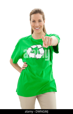 Lächelnde Frau in recycling-Symbol T-shirt zeigt auf Kamera Stockfoto