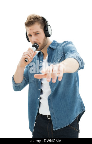 Porträt eines jungen Mannes ins Mikrofon singen Stockfoto