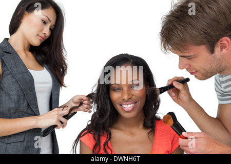 Assistenten, ein weibliches Model Schminken Stockfoto