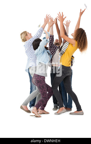 Lässig gekleidet glückliche junge Menschen Hände erhebend Stockfoto