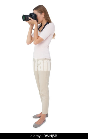 Voller Länge Seitenansicht einer Frau mit Kamera Stockfoto