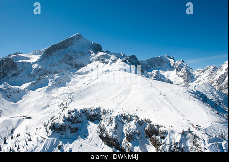 Bilden ski Piste, Längenfelder Skipiste, Hochalm, Hochalmbahn Kabel Auto, Berg der Alpspitze und Zugspitze Berg Stockfoto
