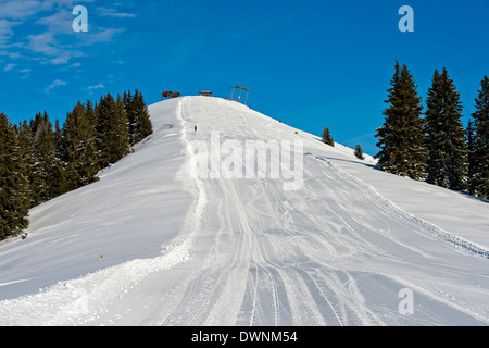 Leere Skipiste unter blauem Himmel, Rellerli Hugeli Skigebiet im Saanenland Bereich Schönried, Kanton Bern, Schweiz Stockfoto