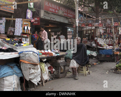 Straßen von Kalkutta. Eine Straße Verkäufer bietet seine Ware, 23. Januar 2009 Stockfoto