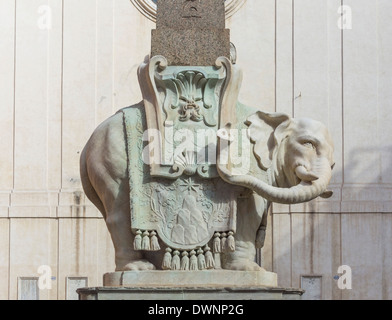 Berninis Elefant, Pulcino della Minerva, Elefanten-Statue an der Basis des Obelisken Obelisco della Minerva von Ercole Ferrata Stockfoto