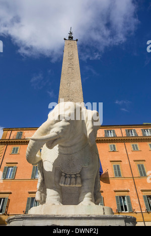 Bernini &#39;s Elefant, Pulcino della Minerva, Elefantenstatue am Fuß des Obelisken Obelisco della Minerva, von Ercole Stockfoto