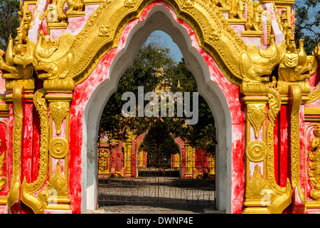 Eingangstor, Kuthodaw Paya oder Kuthodaw Pagode, Tempelanlage in Mandalay, Region Mandalay, Myanmar Stockfoto