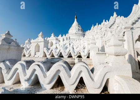 Weiße buddhistischen Hsinbyume Pagode oder Myatheindan Pagode, Mingun, Sagaing Division, Myanmar Stockfoto