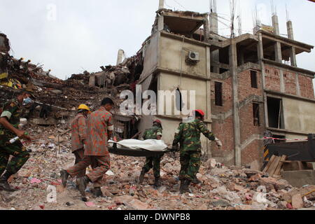 Dhaka, Bangladesch. 2. Mai 2013. (DATEIEN) In diesem Foto, aufgenommen am 30. April tragen 2013.Rescue Arbeitnehmer einen Körper, wie sie es aus den Trümmern des beschädigten Gebäudes in Savar, Dhaka Bangladesh.Several, die tausend Bangladesh Textilarbeiterinnen ihren Arbeitsplatz verloren haben erholen, nachdem ihre Fabrik war mit schweren Sicherheitsprobleme entdeckt und, Beamten sagte heruntergefahren. Die Fabrik wurde unter Hunderten, wo Arbeitnehmer für westliche Einzelhändler Kleidung nähen, von Sicherheitsexperten für die Inspektion im Zuge von Rana Plaza Gebäudeeinsturz im April 2013 ausgerichtet, die 1.135 Menschen getötet. Das Expertenteam bestellt t Stockfoto