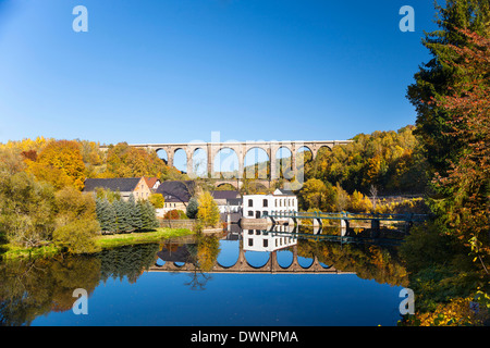 Göhren Eisenbahnviadukt mit Reflexionen in der Zwickauer Mulde Fluß, Göhren, Sachsen, Deutschland Stockfoto