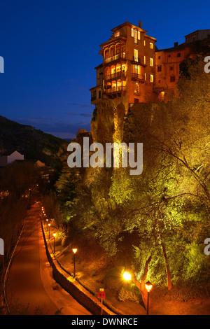 Casas Colgadas oder hängenden Häuser, in der Abenddämmerung, Cuenca, UNESCO-Weltkulturerbe, Castilla La Mancha, Spanien Stockfoto