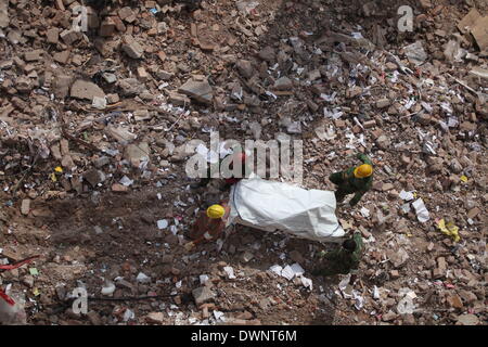 Dhaka, Bangladesch. 2. Mai 2013. (DATEIEN) In diesem Foto, aufgenommen am 30. April tragen 2013.Rescue Arbeitnehmer einen Körper, wie sie es aus den Trümmern des beschädigten Gebäudes in Savar, Dhaka Bangladesh.Several, die tausend Bangladesh Textilarbeiterinnen ihren Arbeitsplatz verloren haben erholen, nachdem ihre Fabrik war mit schweren Sicherheitsprobleme entdeckt und, Beamten sagte heruntergefahren. Die Fabrik wurde unter Hunderten, wo Arbeitnehmer für westliche Einzelhändler Kleidung nähen, von Sicherheitsexperten für die Inspektion im Zuge von Rana Plaza Gebäudeeinsturz im April 2013 ausgerichtet, die 1.135 Menschen getötet. Das Expertenteam bestellt t Stockfoto