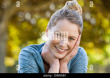 Close-up Portrait schöne entspannte Frau im park Stockfoto