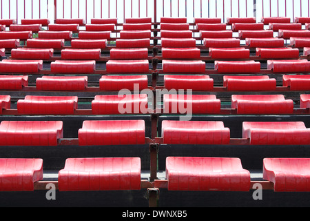 Leer und nummerierte Sitzplätze in einem Stadion Stockfoto