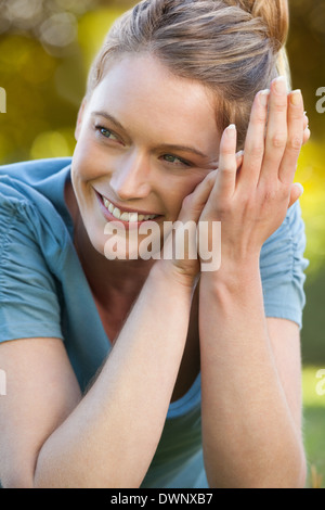 Close-up Portrait schöne entspannte Frau im park Stockfoto