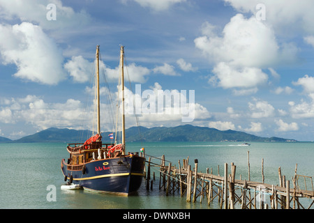 Segelboot an einem Steg, Bo Phut Beach, Ko Samui, Thailand Stockfoto