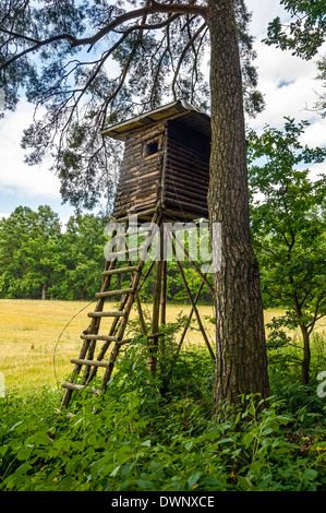 Hölzerne Beobachtungshäuschen Jäger im Böhmischen Wald Stockfoto