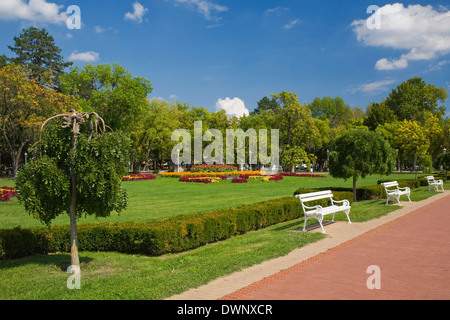 Weiße Bänke entlang der Promenade im Park am See Palic, in der Nähe von Subotica, Serbien Stockfoto