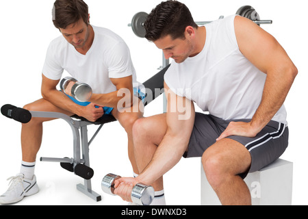 Zwei passen junge Männer, die das Training mit Hanteln Stockfoto