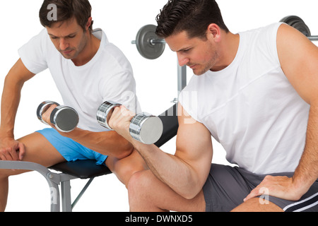 Zwei passen junge Männer, die das Training mit Hanteln Stockfoto